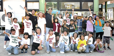 石川県輪島市のもとやスーパーを訪れたトモダチプロジェクトのメンバー。店長からオンラインで話を聞き、歌を作った。私が歌を作っているのではなく、みんなの思いを吸い出し、整えて出している