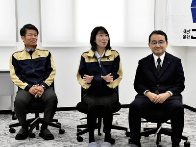 内堀知事と対談する（左から）斎藤課長、日下部主任、紺野社長