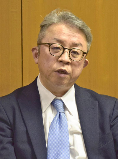 地域医療の充実や研究の国際発展とともに、学内の「知の循環」に力を入れる考えを語る鈴木氏