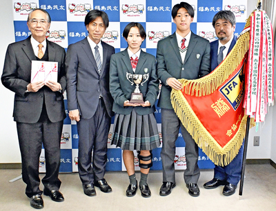 選手権出場の意気込みなどを語った（左から）倉又校長、松本監督、森川主将、西村主将、仲村監督