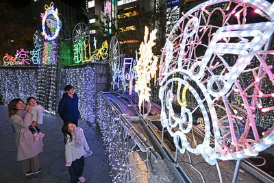 商都の夜を彩る「ビッグツリーページェント・フェスタ」＝５日、ＪＲ郡山駅西口広場