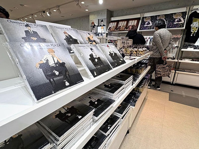 映画関連のグッズが並ぶ店内