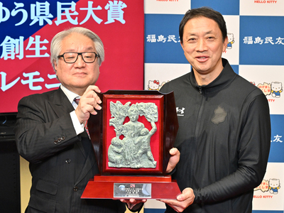 みんゆう県民大賞を受賞し、野崎社長から盾を受ける大倉さん（右）