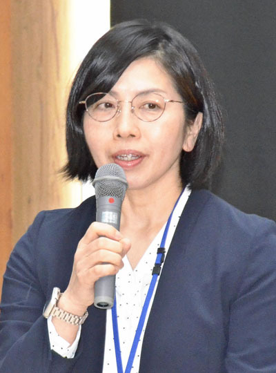 あいさつする新谷副課長