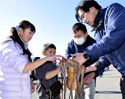 タコやカレイなど多彩な「請戸もの」に触れる子どもたち