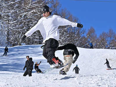 ゲレンデで今季初滑りを楽しむ来場者＝６日、北塩原村・グランデコスノーリゾート
