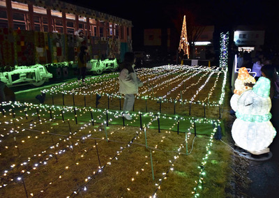 イルミネーションを楽しむ来場者＝伊達市