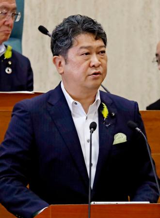 　金沢市議会本会議で、市長選に立候補する意向を表明した村山卓市長＝１０日午前