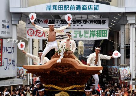 　「岸和田だんじり祭」が始まり、うちわを手に舞う「大工方」＝１３日午前、大阪府岸和田市