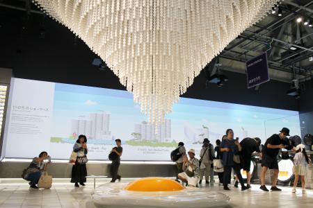 　日本人が一生で食べる卵の数を表現した「ＥＡＲＴＨ　ＭＡＲＴ」の展示＝８日、大阪市此花区の夢洲