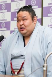 　現役引退の記者会見をする元幕内水戸龍＝２０日、東京・両国国技館