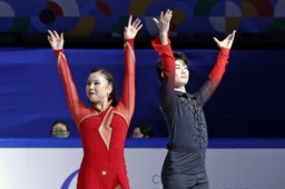　アイスダンスフリーの演技を終え、あいさつする吉田唄菜（左）、森田真沙也組＝北京（共同）