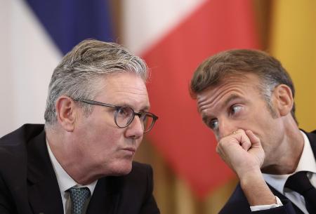 　スターマー英首相（左）とフランスのマクロン大統領＝８月、ワシントン（ゲッティ＝共同）