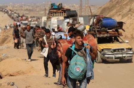 　ガザ市民に対するイスラエル軍の退避通告を受け、南方に避難するパレスチナ人ら＝２１日、ガザ中部（ロイター＝共同）