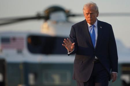 　国連総会出席に向けて出発するトランプ米大統領＝２２日、ワシントン郊外のアンドルーズ空軍基地（ロイター＝共同）