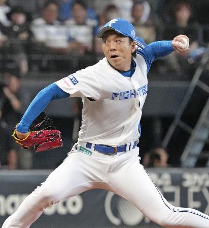 　５回途中から登板し、通算９００試合登板を達成した日本ハム・宮西＝エスコンフィールド