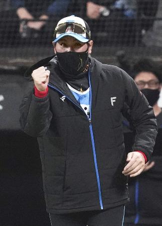 　ガッツポーズする日本ハム・新庄監督＝４月、エスコンフィールド