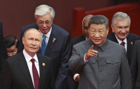 　抗日戦争勝利８０年記念行事に出席した中国の習近平国家主席（前列右）とロシアのプーチン大統領（同左）＝３日、北京（ロイター＝共同）
