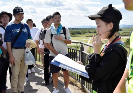 　被災者から学んできた震災時の状況や備えの大切さを語り部として解説する鈴木心彩さん（右）＝２７日午前、宮城県岩沼市