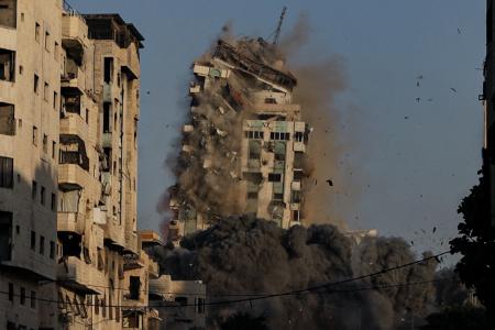 　２８日、イスラエル軍のミサイル攻撃を受け倒壊するガザ市のビル（ゲッティ＝共同）