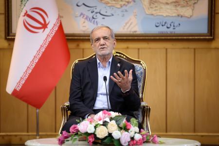 　イランの首都テヘランで記者会見するペゼシュキアン大統領＝２７日（イラン大統領府提供、ゲッティ＝共同）