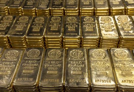 　金の延べ棒＝２０２２年（ロイター＝共同）