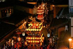 　秋の高山祭の「宵祭」で、ちょうちんをともして進む伝統的な屋台＝９日夜、岐阜県高山市