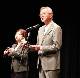 　山形国際ドキュメンタリー映画祭の開会式であいさつするＮＰＯ法人の加藤到理事長（右）＝９日午後、山形市