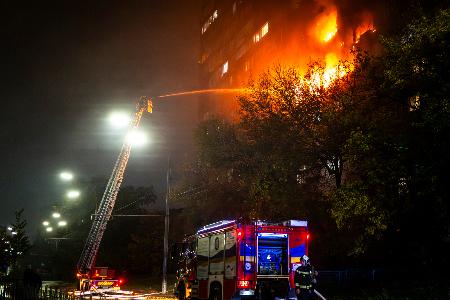 　１０日、ウクライナ・キーウでロシアによる攻撃後、消火活動を行う消防隊員（ＡＰ＝共同）