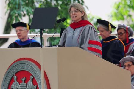 　演説する米マサチューセッツ工科大（ＭＩＴ）のコーンブルース学長＝２０２４年５月、マサチューセッツ州（ロイター＝共同）