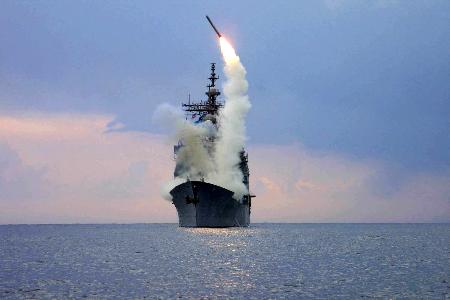 　米巡洋艦から発射される巡航ミサイル「トマホーク」＝２００３年（ロイター＝共同）