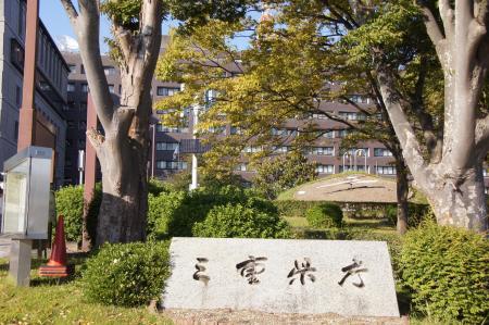 　三重県庁＝津市