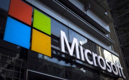 　米ニューヨークのビルにあるマイクロソフト（ＭＳ）のロゴ（ロイター＝共同）