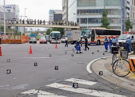 　歩行者と車が絡む事故があった交差点＝１５日午前９時３４分、名古屋市中村区