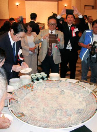 　全国漁港漁場大会で振る舞われたフグの刺身＝１５日午後、山口県下関市
