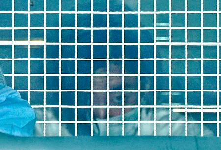 　送検のため埼玉県警西入間署を出る木村斗哉容疑者＝１６日午前８時１分