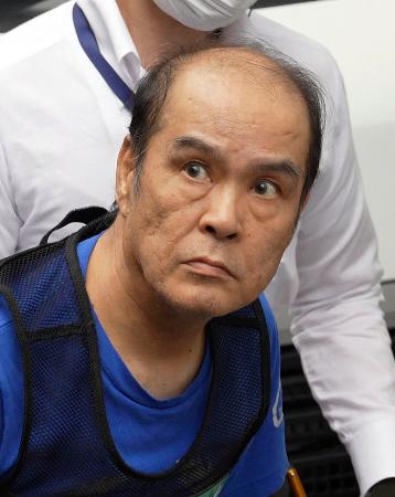 　送検のため名古屋・中村署を出る鳴海洋容疑者＝１６日午前８時４０分