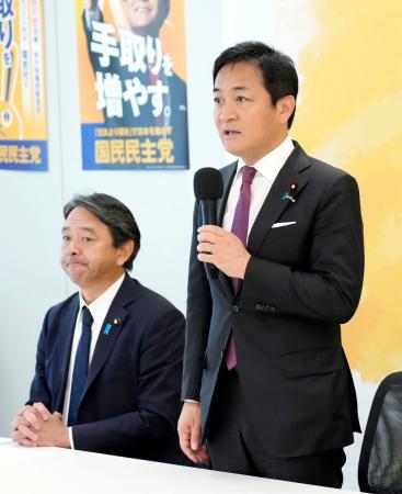　国民民主党の両院議員懇談会で発言する玉木代表。左は榛葉幹事長＝１７日午前、国会