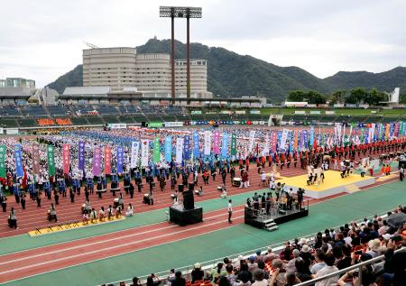 　岐阜メモリアルセンター長良川競技場で行われた「ねんりんピック岐阜２０２５」の開会式＝１８日午前、岐阜市