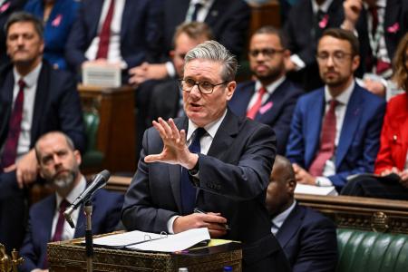 　１５日、英下院で答弁するスターマー首相＝ロンドン（下院提供・ロイター＝共同）