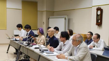 　記者会見する「大崎事件」で無実を訴えている原口アヤ子さんの弁護団＝１８日午後、鹿児島市