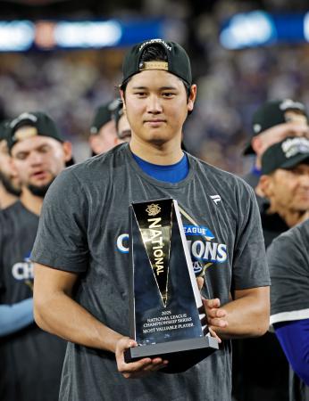 　米大リーグ、ナ・リーグ優勝決定シリーズのＭＶＰに選ばれたドジャース・大谷翔平＝１７日、ロサンゼルス（共同）