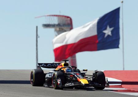 　Ｆ１米国ＧＰで走行するレッドブルのマックス・フェルスタッペン＝オースティン（ロイター＝共同）