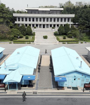 　南北軍事境界線がある板門店。手前が韓国側、奥が北朝鮮側＝２０１８年４月（韓国共同写真記者団・共同）