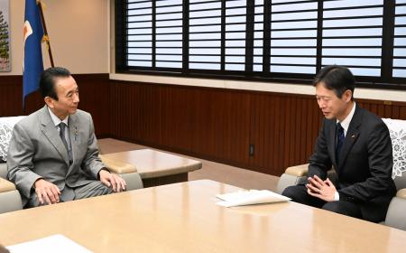 　リニア中央新幹線の工事に関し協議する、静岡県の鈴木康友知事（左）とＪＲ東海の丹羽俊介社長＝２０日午前、静岡県庁