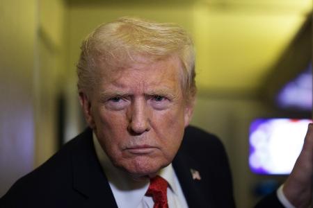 　１９日、米フロリダ州からワシントンに向かう大統領専用機で記者団に話すトランプ大統領＝（ゲッティ＝共同）