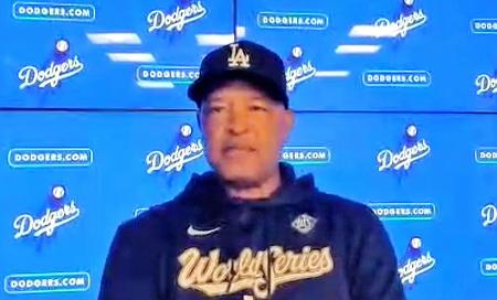 　オンラインで取材に応じるドジャースのロバーツ監督＝２１日（共同）