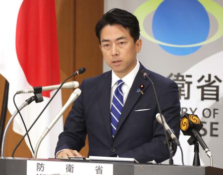 　就任記者会見で発言する小泉防衛相＝２２日午後、防衛省（代表撮影）