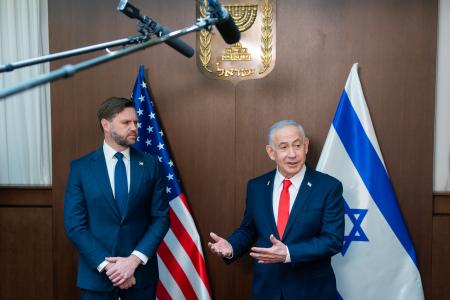 　バンス米副大統領（左）とイスラエルのネタニヤフ首相＝２２日、エルサレム（ゲッティ＝共同）