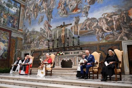 　２３日、バチカンのシスティーナ礼拝堂で祈りをささげるローマ教皇レオ１４世（前列右から３人目）とチャールズ英国王（同２人目）（バチカンメディア提供・ロイター＝共同）